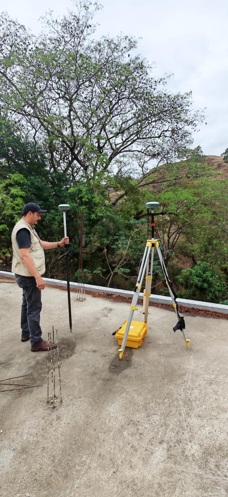 SMA26 Plus GNSS RTK Rover & Base Surveying Equipment with Controller and Software, Connect with UAVs, 1cm Accuracy, NOAA Certified, IMU/PPP/UHF/NTRIP/BT, IP67 GPS for Civil Engineering and Topography customer photo 2