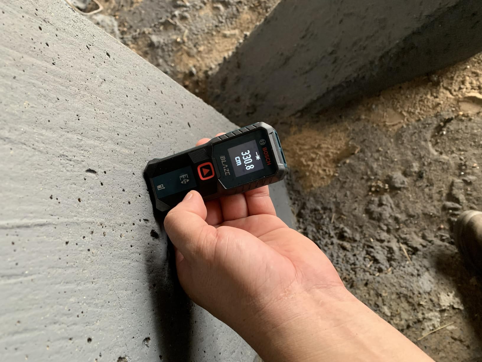 BOSCH GLM100-23 100 Ft Blaze Laser Distance Measure, Includes 2 AA Batteries, Distance Measuring Laser customer photo 2
