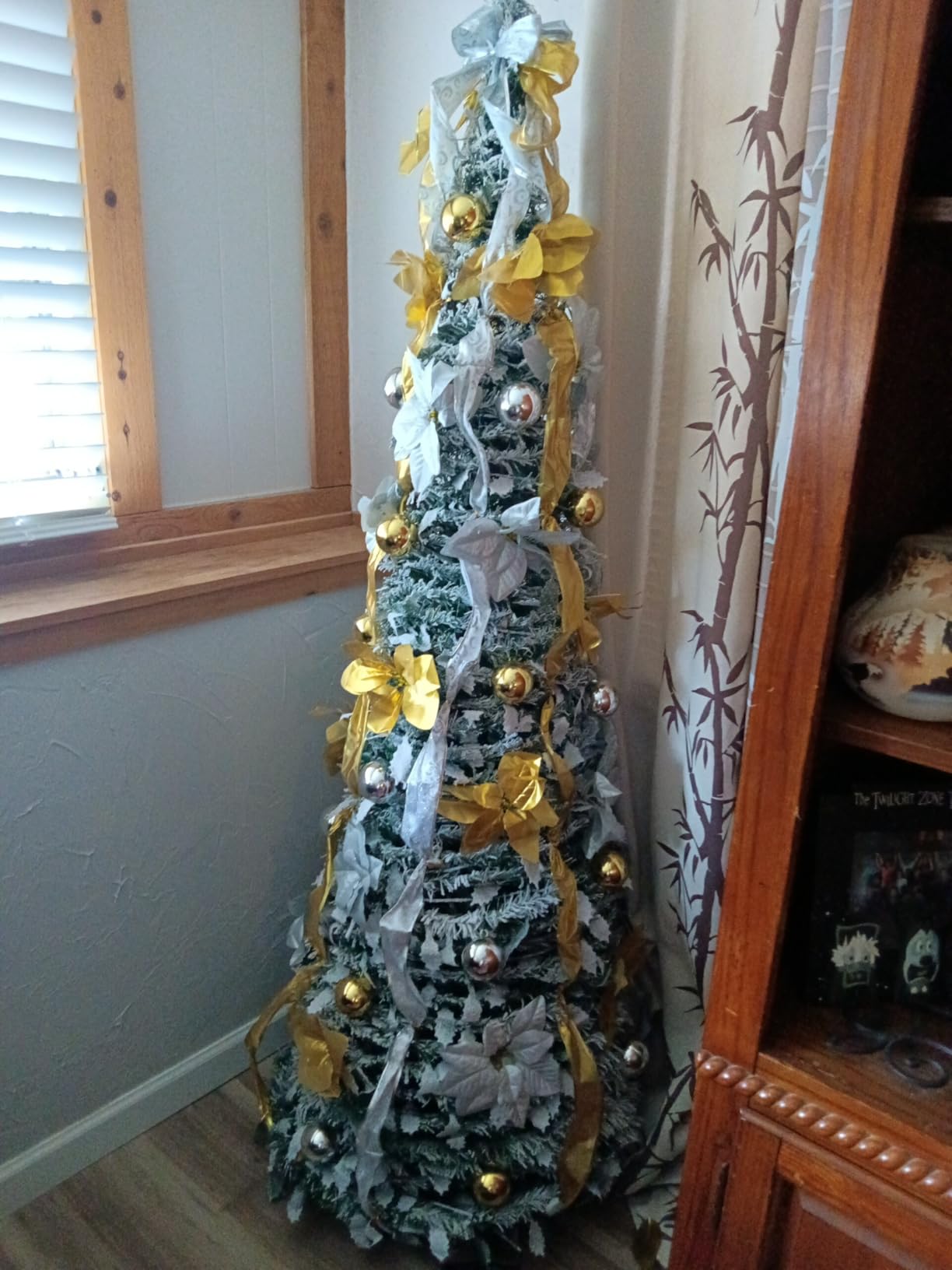 VINGLI 6ft Pop up Artificial Christmas Pine Tree with 150 Warm White Lights, Xmas Tree Holiday Party Decorations with Sturdy Metal Stand (Gold&Silver) customer photo 1