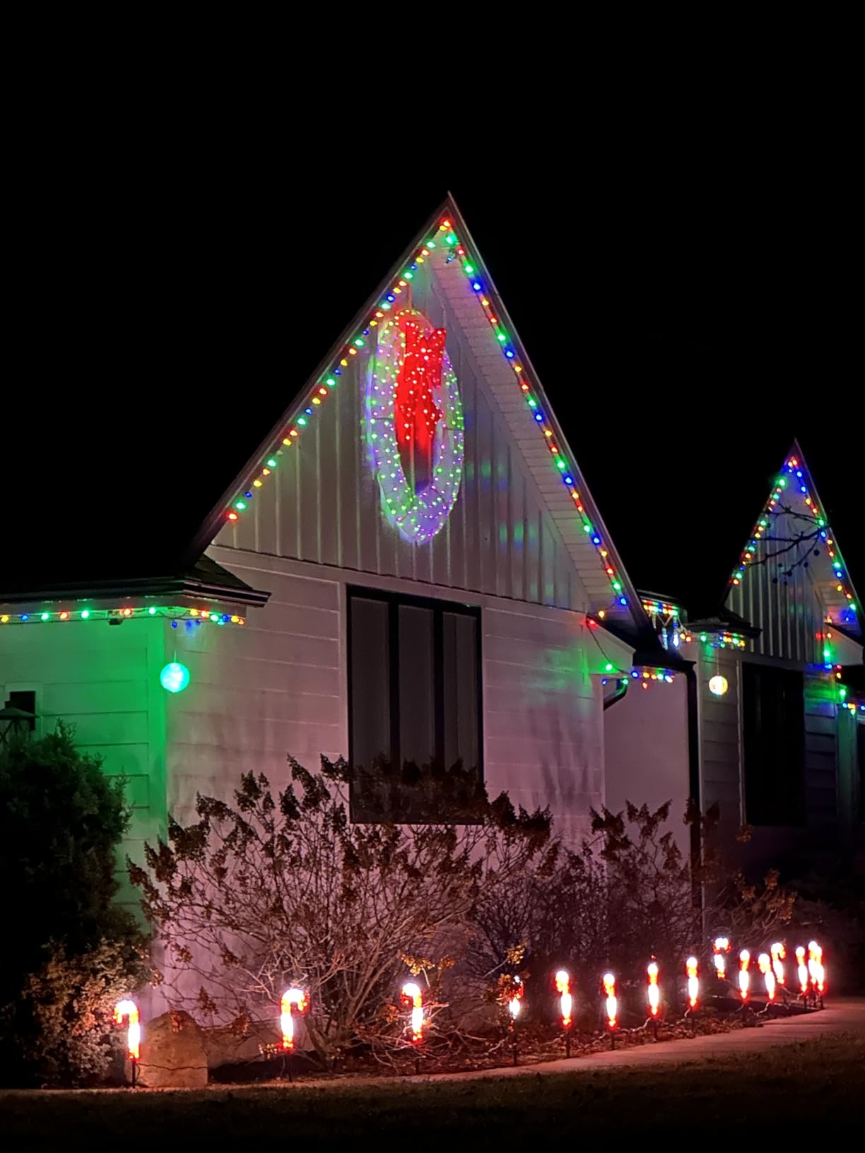 VINGLI 48 Inch Pre-lit Large Christmas Wreath, Outdoor Christmas Wreath with 315 LED Lights for Garage, Windows, Christmas Door Wreath Decorations with Red Bow, Timer Remote Control, Plug-in, Green customer photo 1