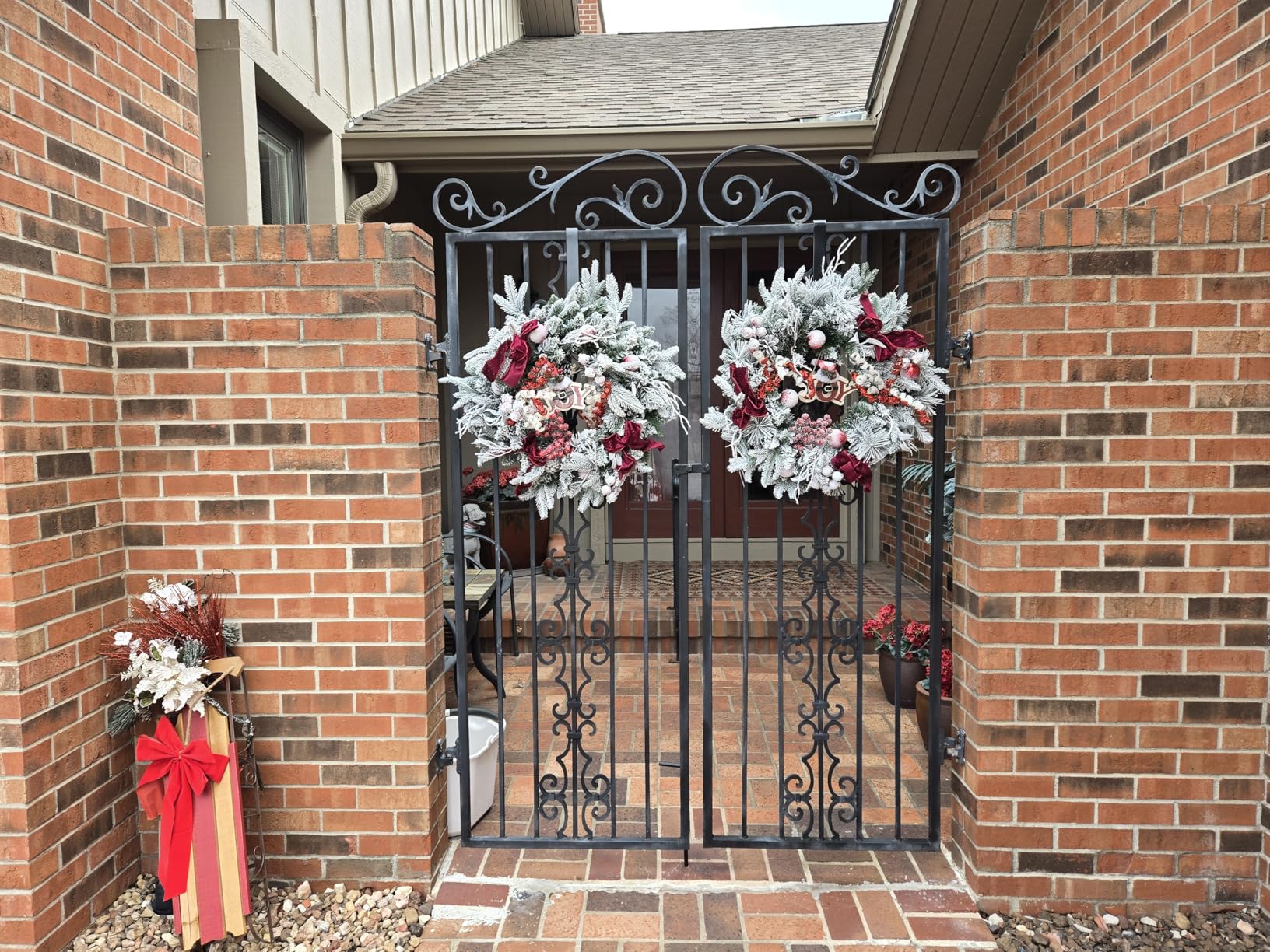 Pre-lit Snow Christmas Wreath with Red Balls,Berries and Bows,24 Inch 50 Battery Operated LED Lights,Holiday Decoration for Front Door Outdoor customer photo 1
