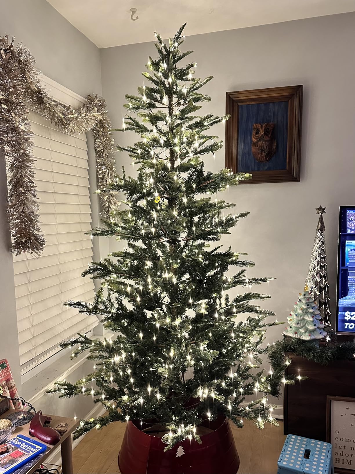 Naomi Home 9ft Nordic Christmas Tree with Lights, Realistic Charming Christmas Tree Prelit with 2106 Branch Tips, 1100 Warm Lights and Metal Stand, Artificial Xmas Tree customer photo 1
