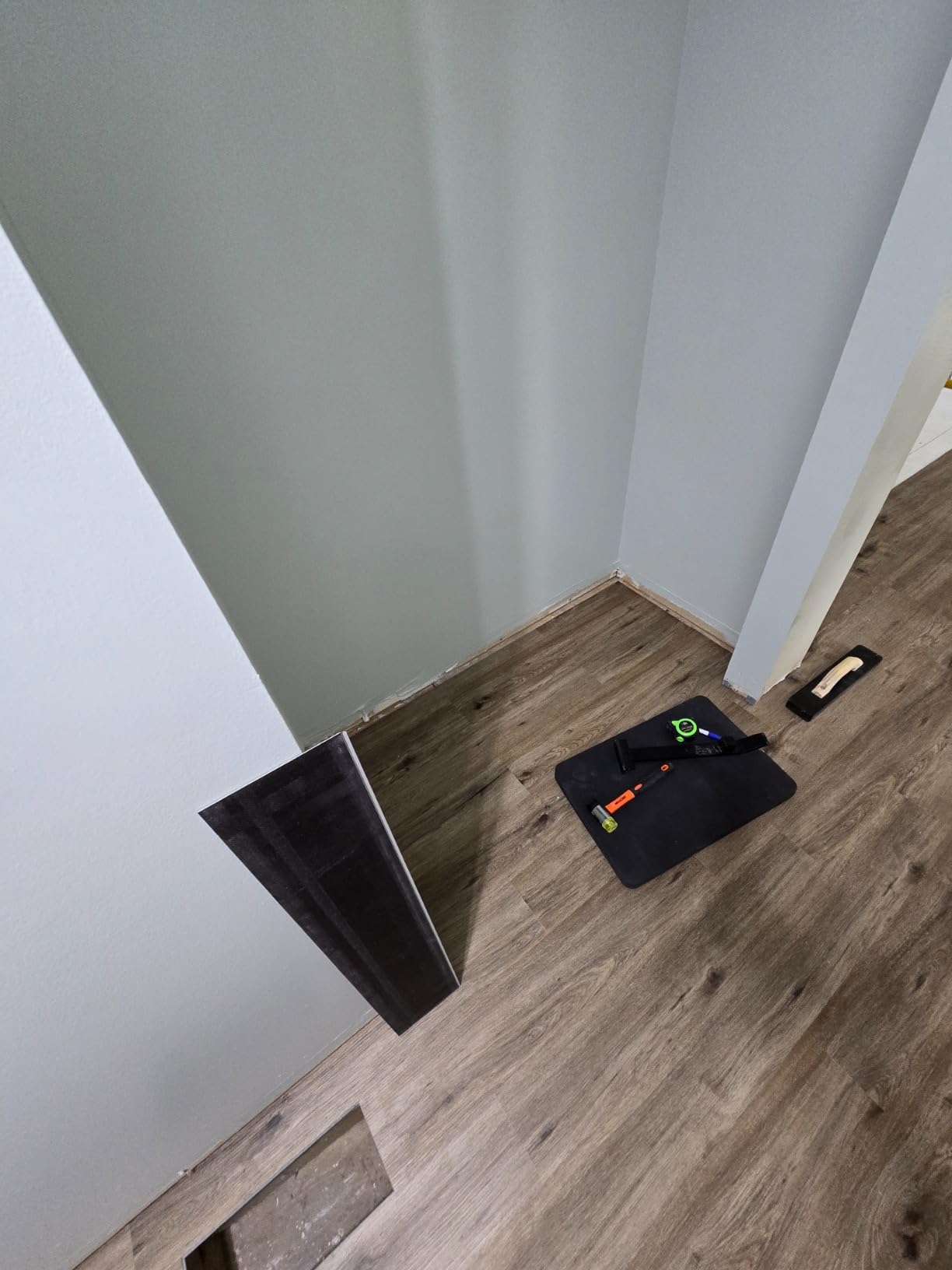 NAACOO Laminate Flooring Tools,4in1 Heavy Floor Install Kit for Vinyl Plank | Heavy Tapping Block-Knock 1-2 Times, 17 Heavy Pull Bar Closing Gaps Near Wall, 40pc Flooring Spacer, Rubber Mallet customer photo 2