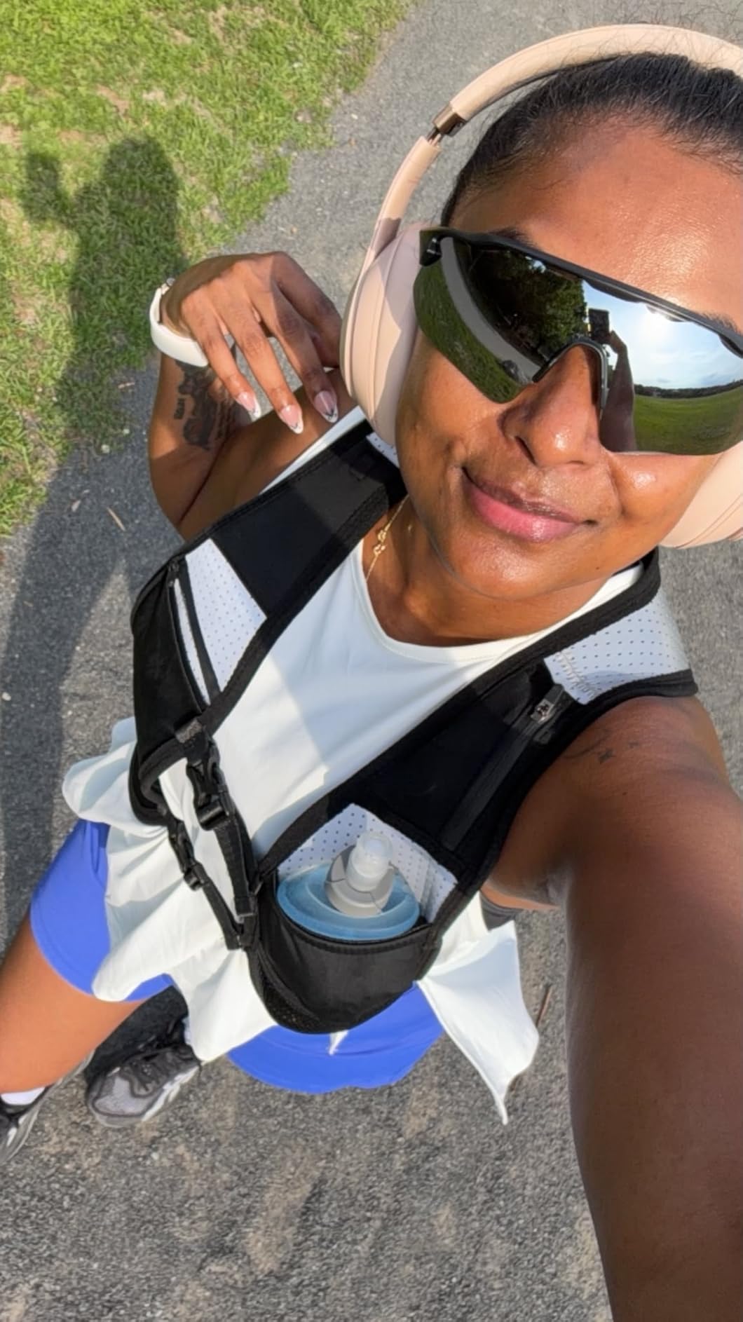 Running Phone Holder Vest with 500ml/17oz Water Bottle | Reflective Hydration Vest | Adjustable | Light | 6 Pockets for Running Accessories | Unisex customer photo 1
