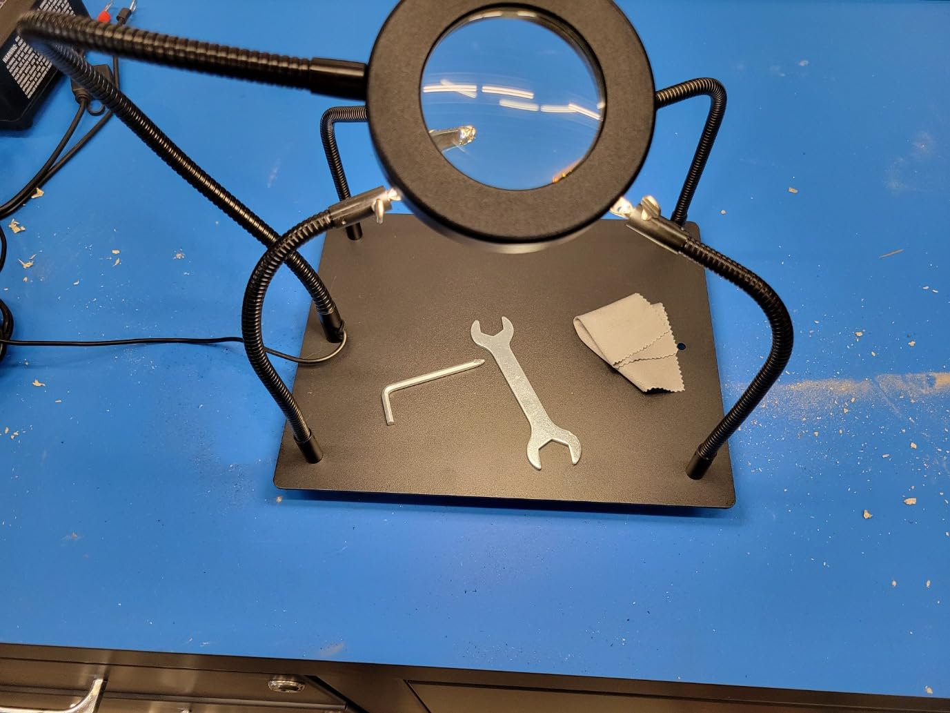 Helping Hands Soldering, PCB Holder Soldering Station Third Hand Tool with 5X Magnifying Glass with Light, 4 Arms Helping Hands Non-Slip Steel Weighted Base for Welding customer photo 2