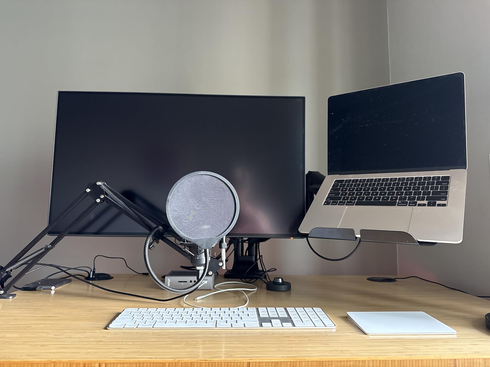 BenQ PD3225U 32 Inch 4K IPS Black UHD Thunderbolt Monitor for MacBook, AQCOLOR, 98% P3, 100% sRGB & Rec.709, DeltaE ≤2, Uniformity, Factory Calibration, USB-C 85W, USB Hub, Daisy Chain, KVM Switch customer photo 1