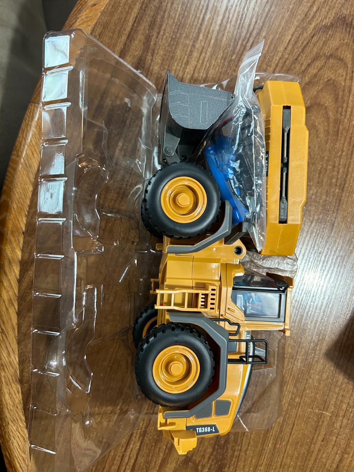 KIDMARKT Metal RC Wheel Loader Toy | 9-Channel Remote Control Construction Truck with Realistic Lights & Sounds, 1:20 Scale Rechargeable Vehicle for Boys Ages 3-12, STEM Engineering Gift for Kids customer photo 2