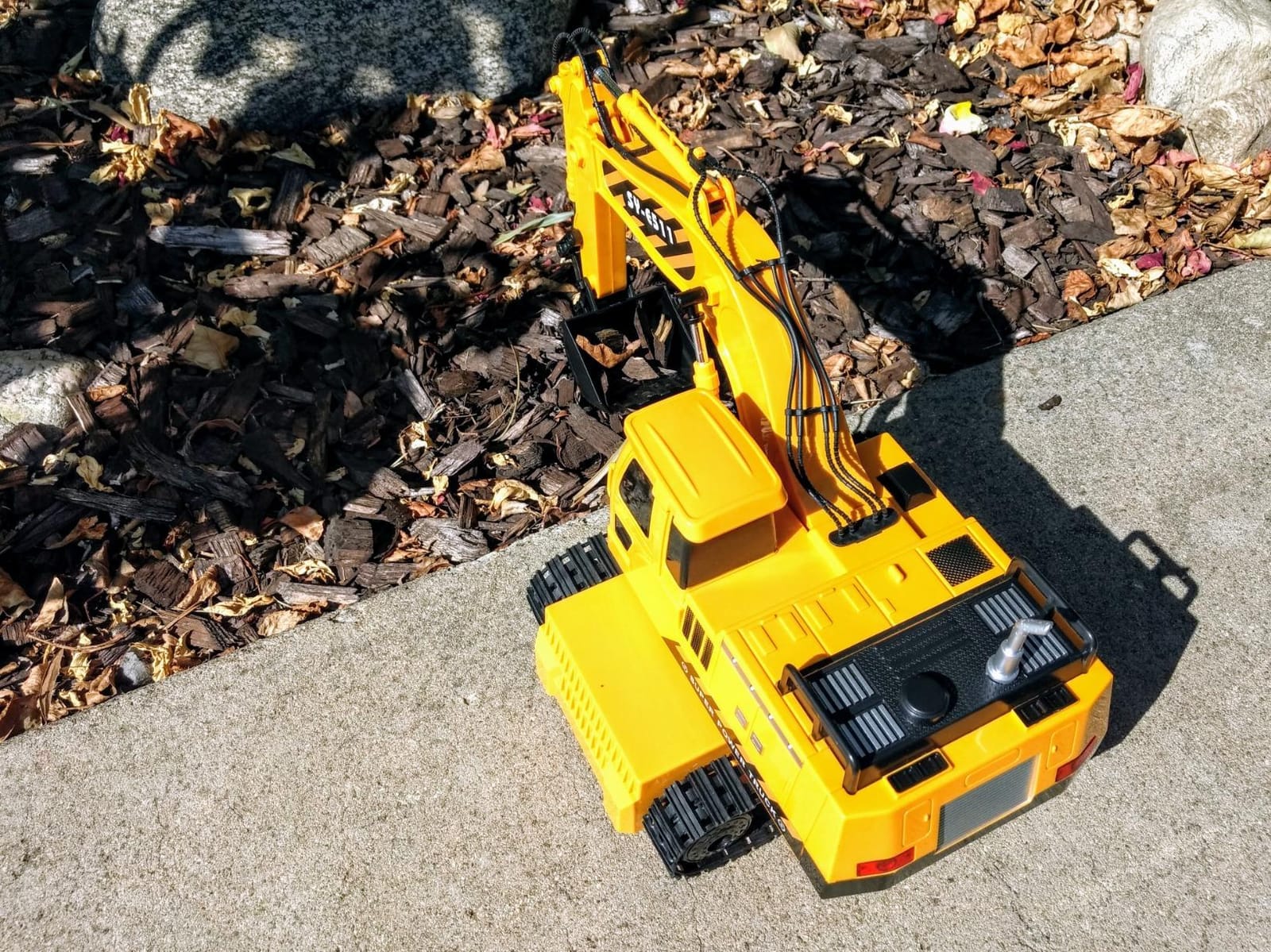 Double E Volvo Licensed Remote Control Excavator Toy, 2.4GHz All-Terrain Sand-Ready Construction Vehicle with 360° Spin & 330° Cab Rotation, Rechargeable, Dig & Unload, STEM Birthday Gift for Kids 3+ customer photo 2