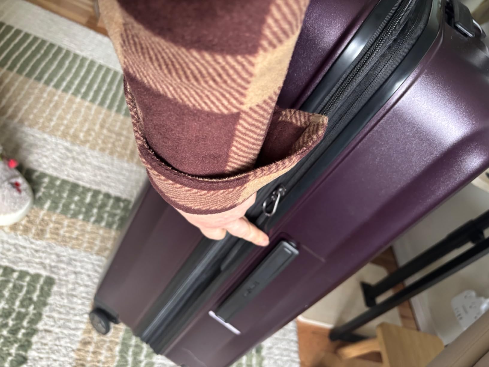 Octiv Lightweight Hardshell 28-Inch Large Checked Luggage - Black customer photo 1