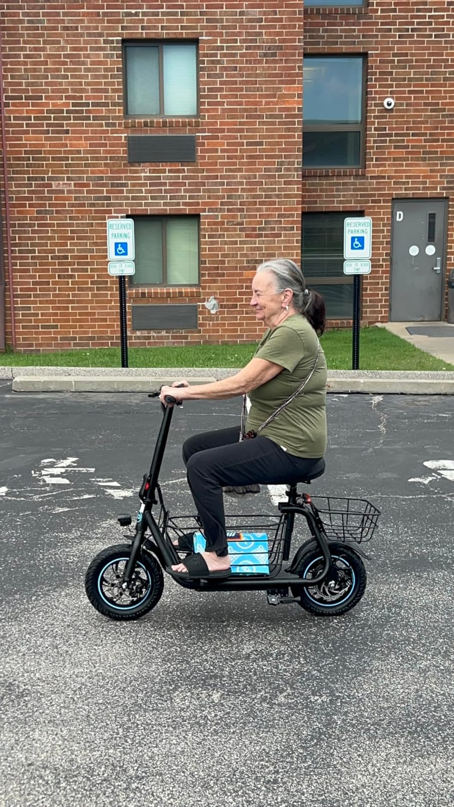 Gyroor Electric Scooter with Seat for Adults 20 Miles Range customer photo 1