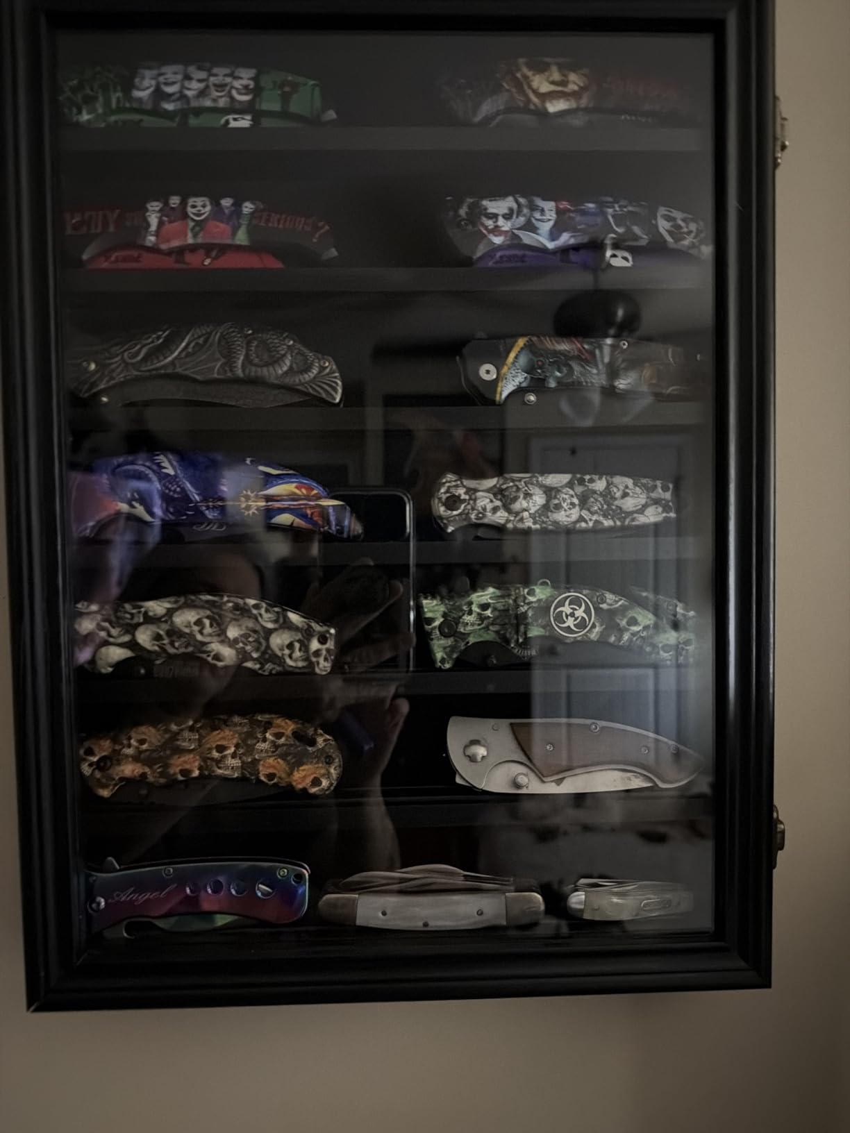 ASmileIndeep Pocket Knife Display Case 7 Rows Lockable Wooden Knife Shadow Box with HD Tempered Glass, Military Folding Knife Cabinet Stand for Wall with Removable Shelves, Black customer photo 1