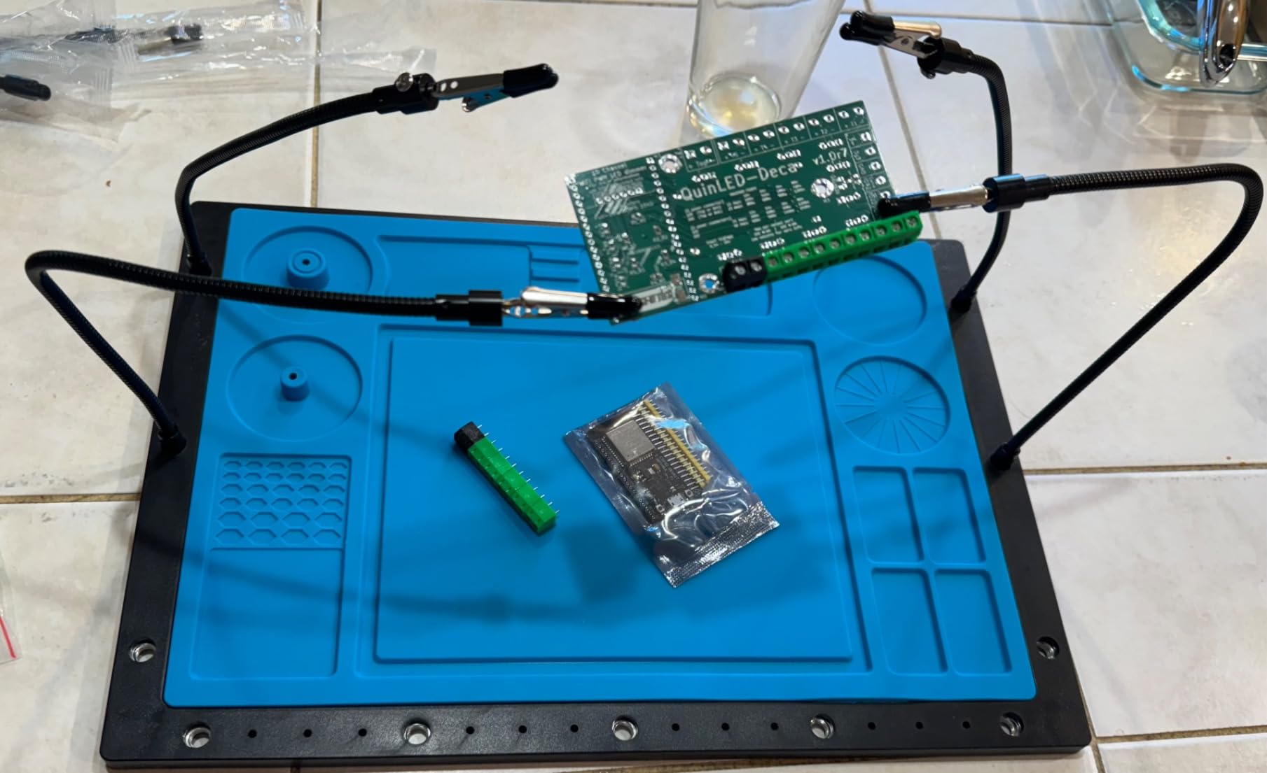 Kaisi Helping Hands Soldering Station with Soldering Mat, 6 Flexible Arms | Third Hand Tool Heat-Resistant Silicone Solder Mat Base Soldering Kit Helping Hands for Electronic Repair Soldering Jewelry customer photo 2