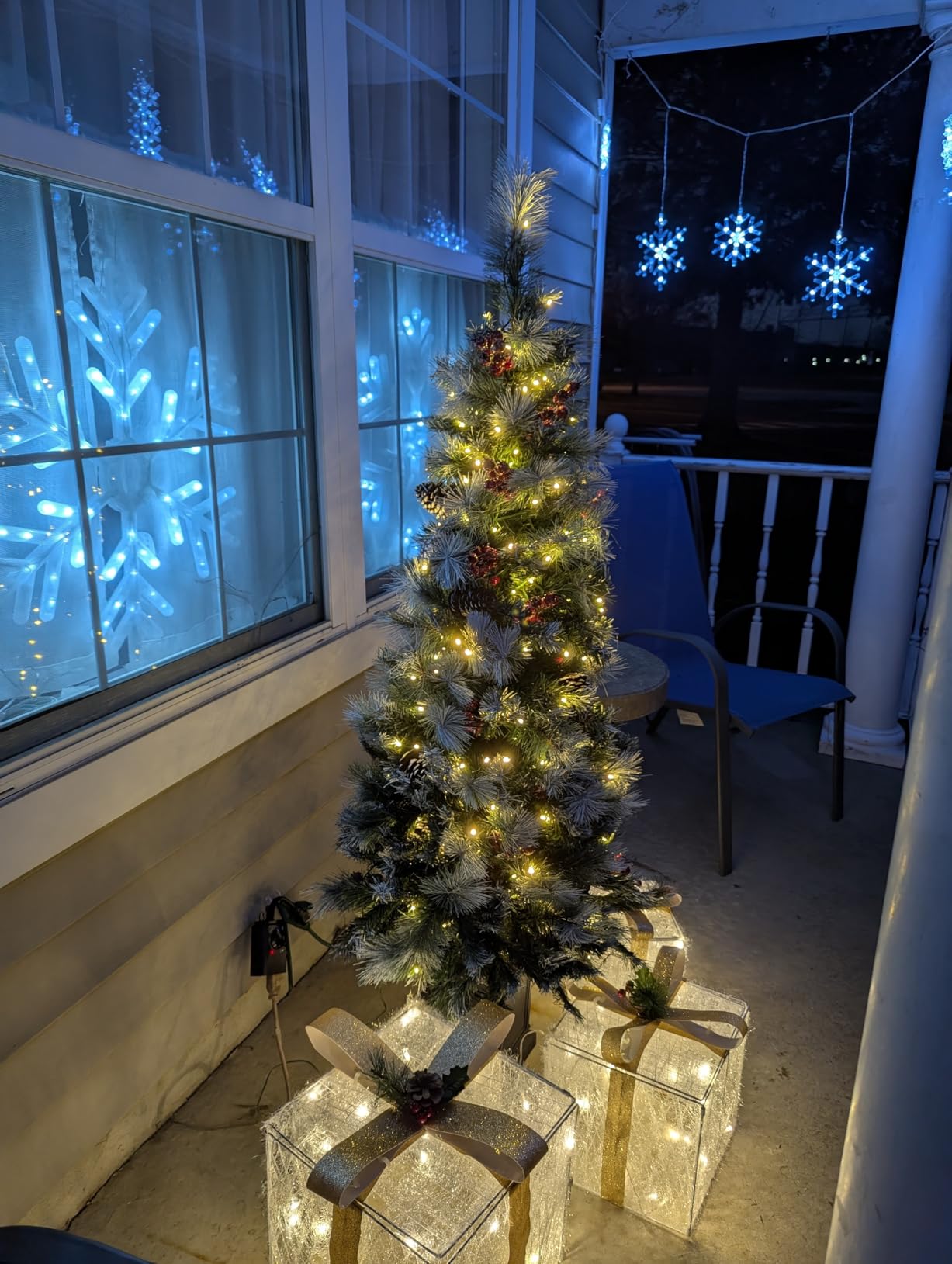 Glitzhome 6FT Pre-Lit Christmas Tree, Artificial Christmas Tree with 200 Warm White Lights, Greenery Pine Cones and Red Berries Christmas Porch Tree for Front Door Porch Entryway Holiday Home Decor customer photo 1