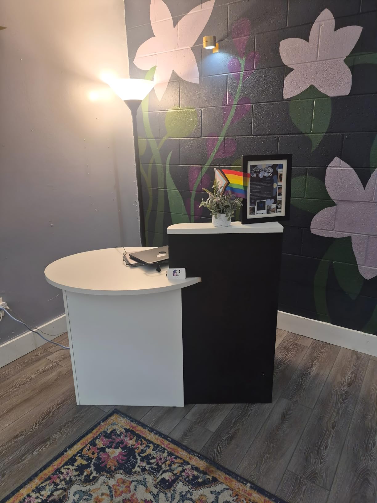 GIANTEX Reception Desk, Front Counter Desk with Lockable Drawer, Checkout Table with Round Tabletop, Corner Shelf & Adjustable Shelf for Office Beauty Salon Retail Store (Black & White) customer photo 2