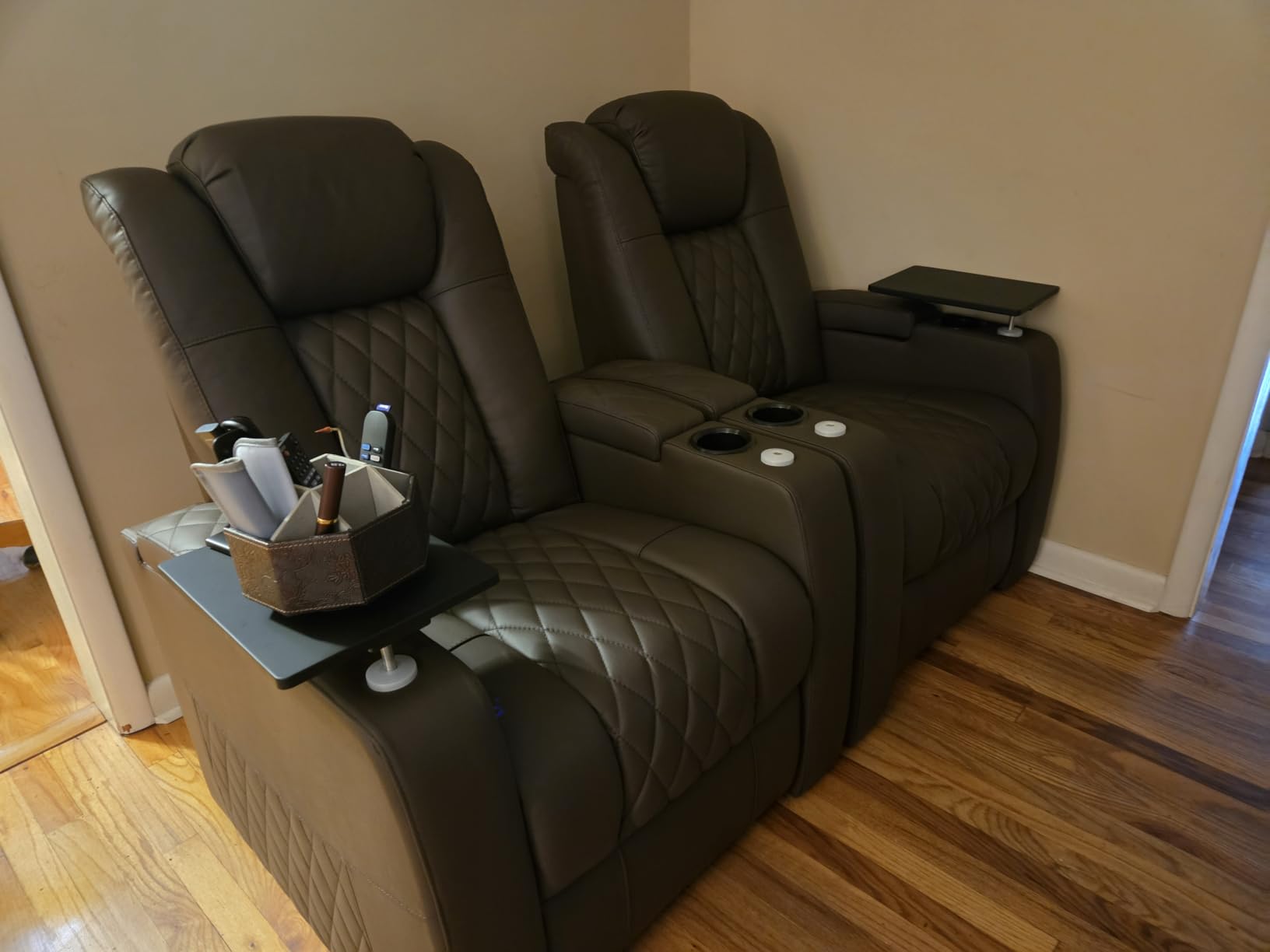 comfiroom Leather Home Theater Seating Classic Series Dual Power Electric Headrest Game Seats Movie Theater Chairs Theater Recliner Sofa with Type-C USB Charger (Black, Row of 3) customer photo 2