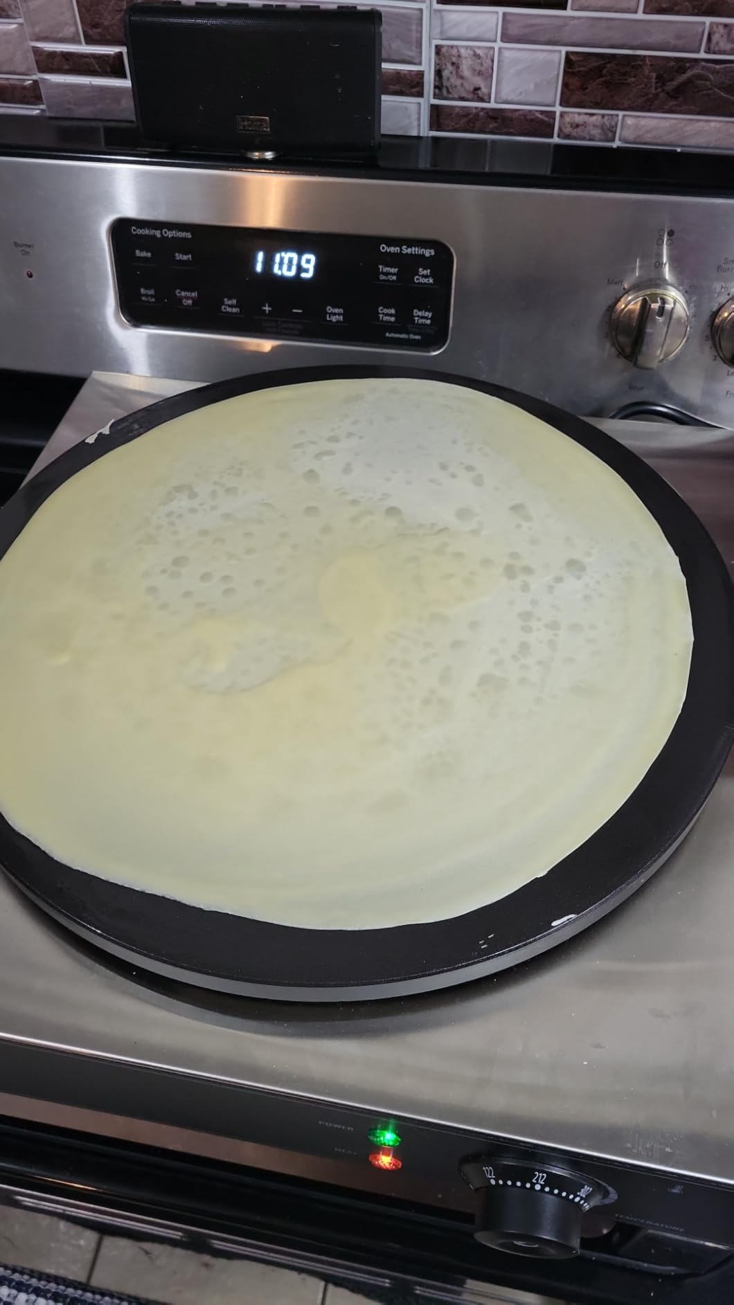 VEVOR Electric Crepe Maker, 16-Inch Commercial Crepe Machine, 1700W Flat Plate Crepe Griddle, Nonstick Stainless Steel Pancake Making Machine, Desktop Circular Cereals Pancake Stove with Temp Control customer photo 1