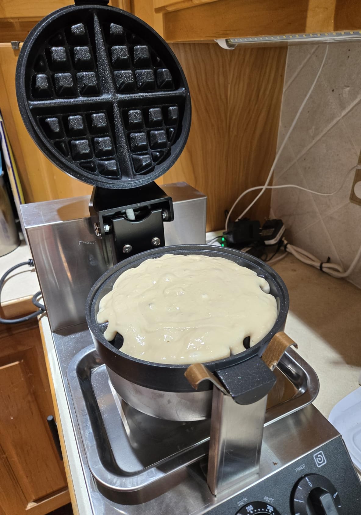 VEVOR Commercial Waffle Maker, Dual-Head Round Waffle Baker Machine, 2460W Non-Stick Stainless Steel Belgian Waffle Iron with Temp and Time Control, Handle, for Restaurant Bakery Snack Bar Family customer photo 2