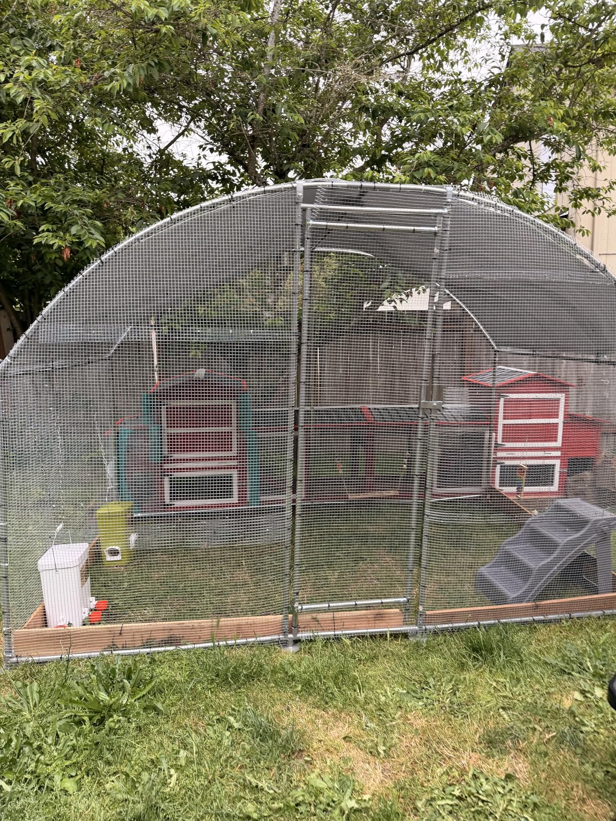 Mobile Chicken Coop with Wheels for 4-6 Chickens, Large Outdoor Hen House with Run, Weatherproof Asphalt Roof, Sectionable Nesting Box & Pull-Out Tray, 82.4