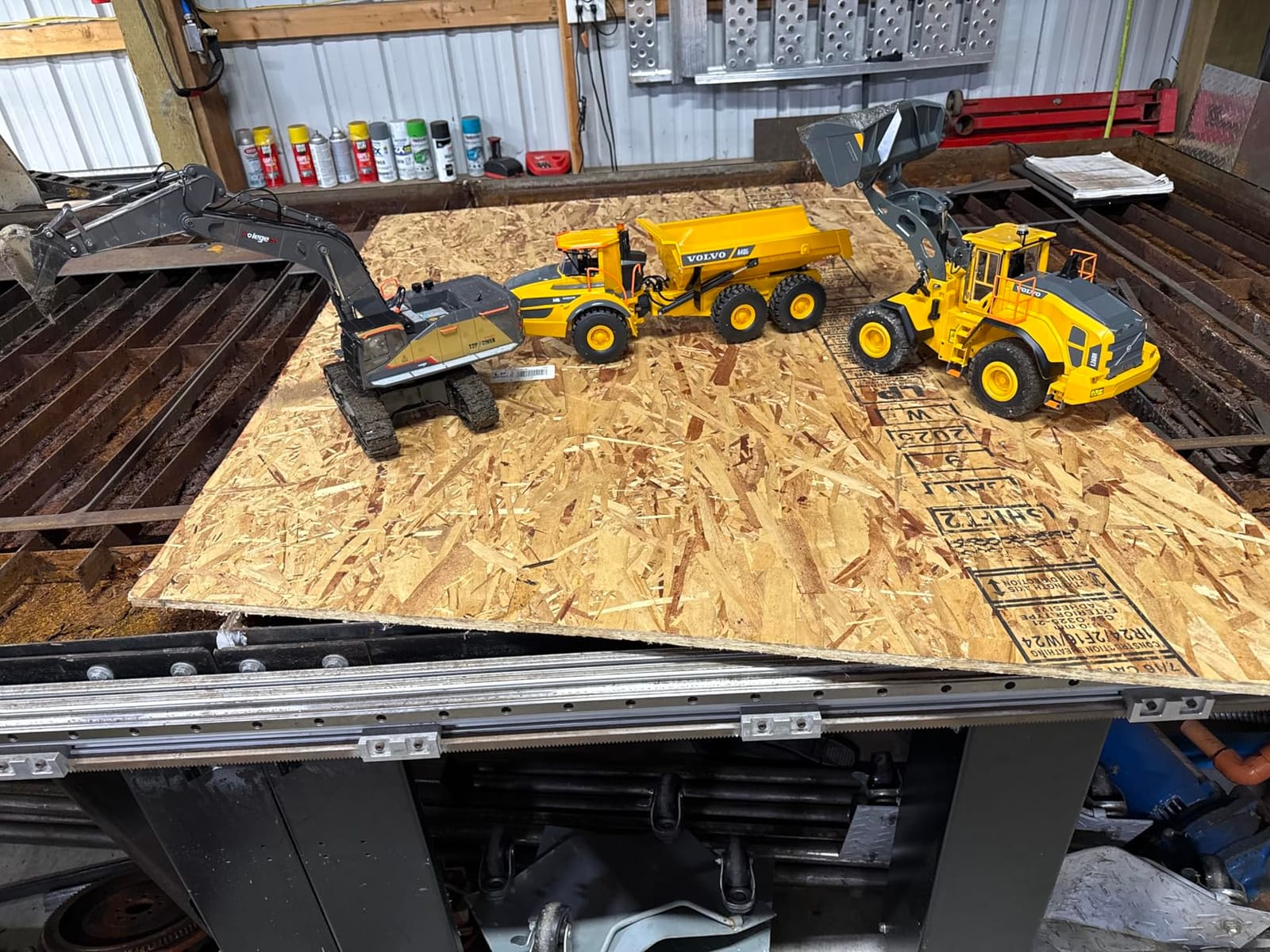 DOUBLE E Volvo 1:16 Scale RC Excavator 3-in-1 Construction Toys with 360° Rotation, Metal Shovel, Drill & Grabber - Professional Grade Remote Control Engineering Vehicle customer photo 2