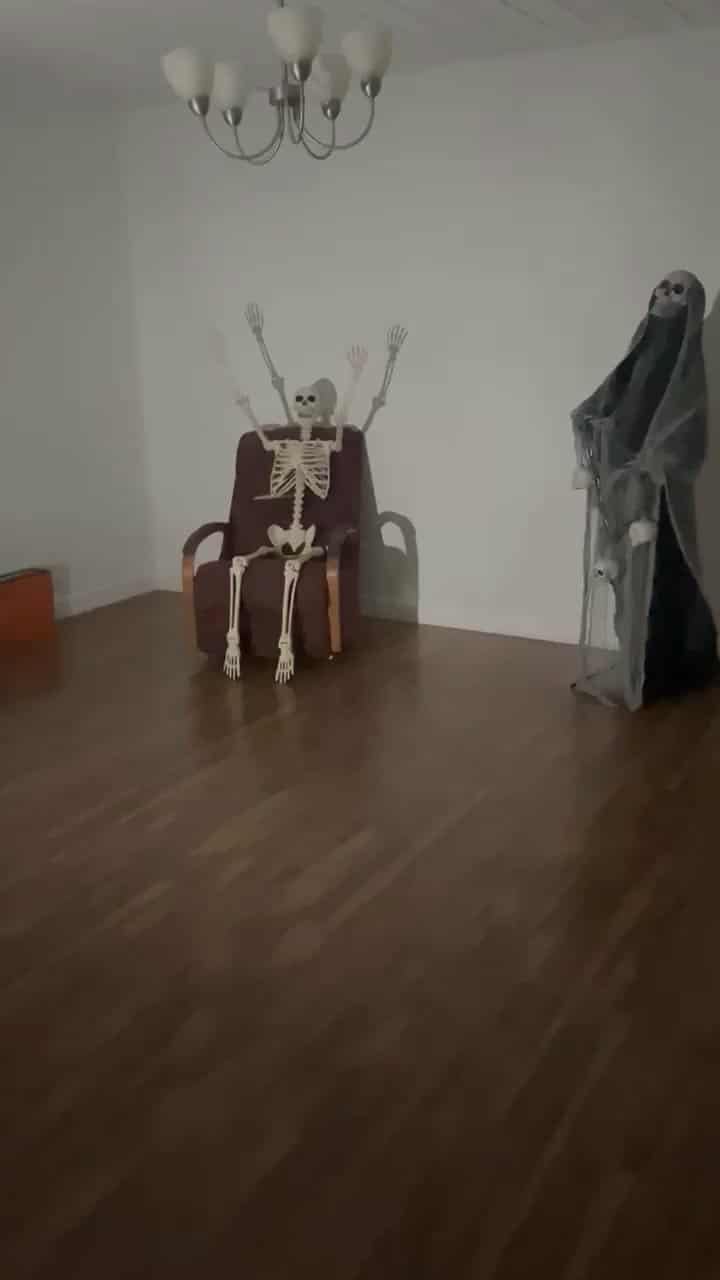 Outdoor Halloween Decorations, 71 inch Halloween Animatronics Decor with Led Light Eyes Sound & Touch Activated Scary Haunted House Decor customer photo 1