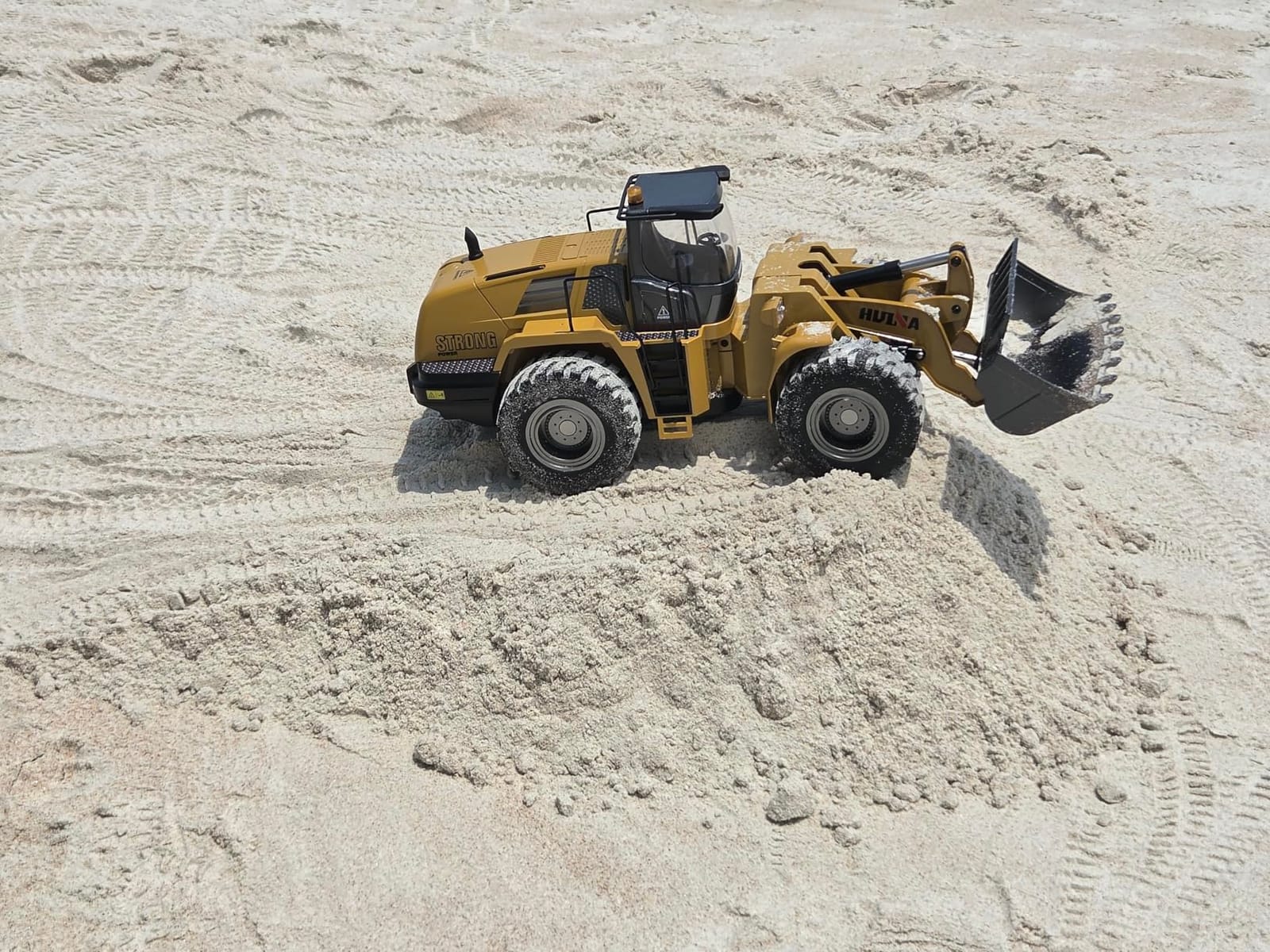 1/14 HUINA 2.4G 10CH RC Wheel Loader 1583 Electric Lifting System | Alloy Cab & Bucket, 4-Way Operation, Lights Sound RC Construction Vehicles, Hobby Grade Model for Ages 14+ customer photo 1