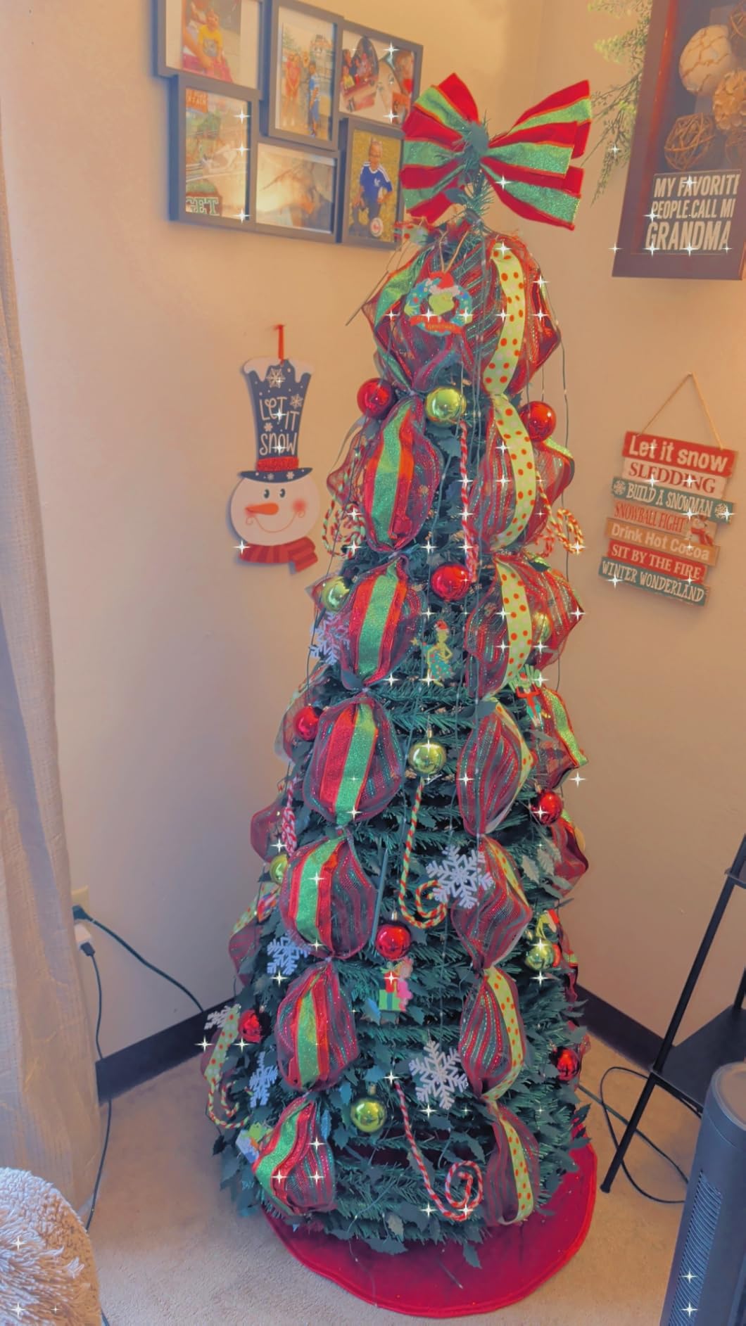 6FT Whimsical Pop Up Christmas Tree with 8 Mode 180 Warm Lights, Collapsible Foldable Christmas Tree Pull Up Fully Decorated Xmas Trees with 117PCS Christmas Ornaments customer photo 2