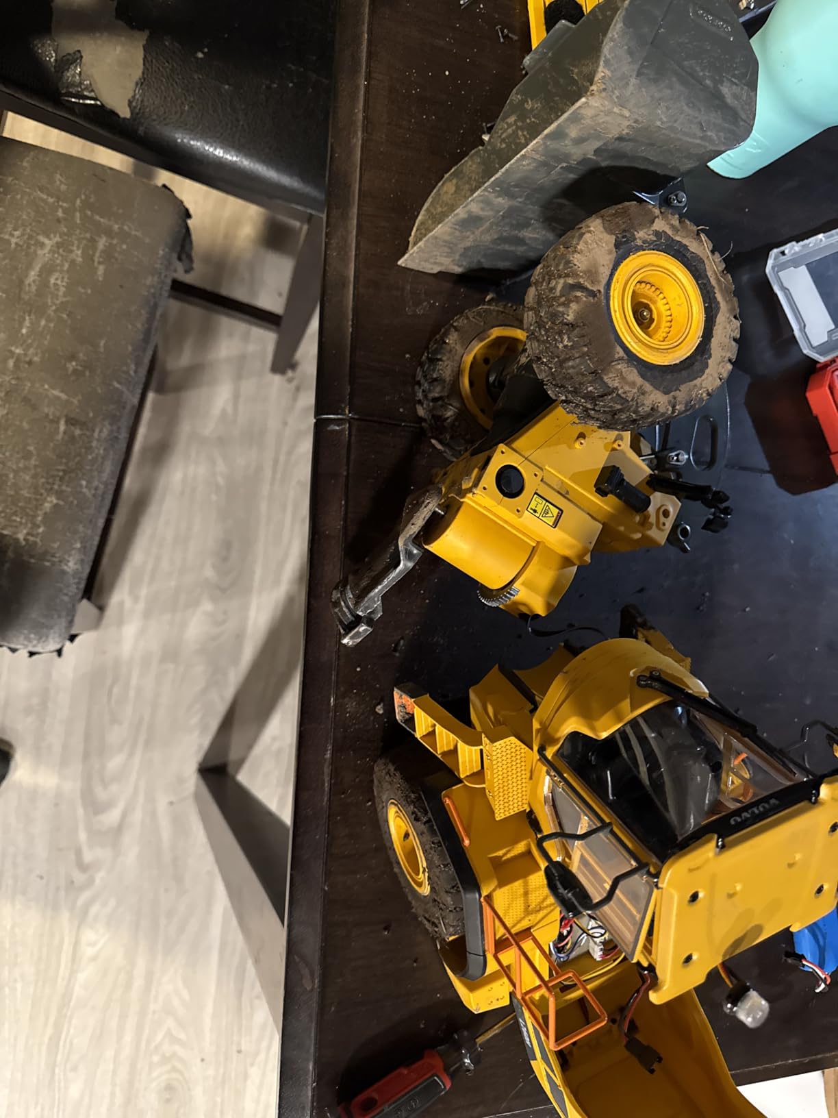 DOUBLE E Hobby Volvo L260H Remote Control Wheel Loader - 1:16 Alloy 4WD RC Construction Toy with 780ML Screw-Drive Bucket & Simulation Sound/Lights customer photo 1