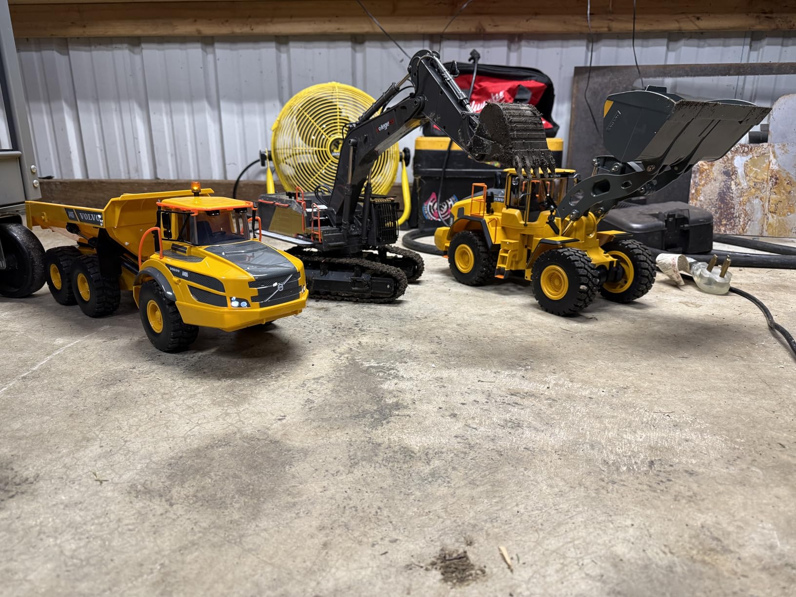 DOUBLE E Hobby Volvo L260H Remote Control Wheel Loader - 1:16 Alloy 4WD RC Construction Toy with 780ML Screw-Drive Bucket & Simulation Sound/Lights customer photo 2