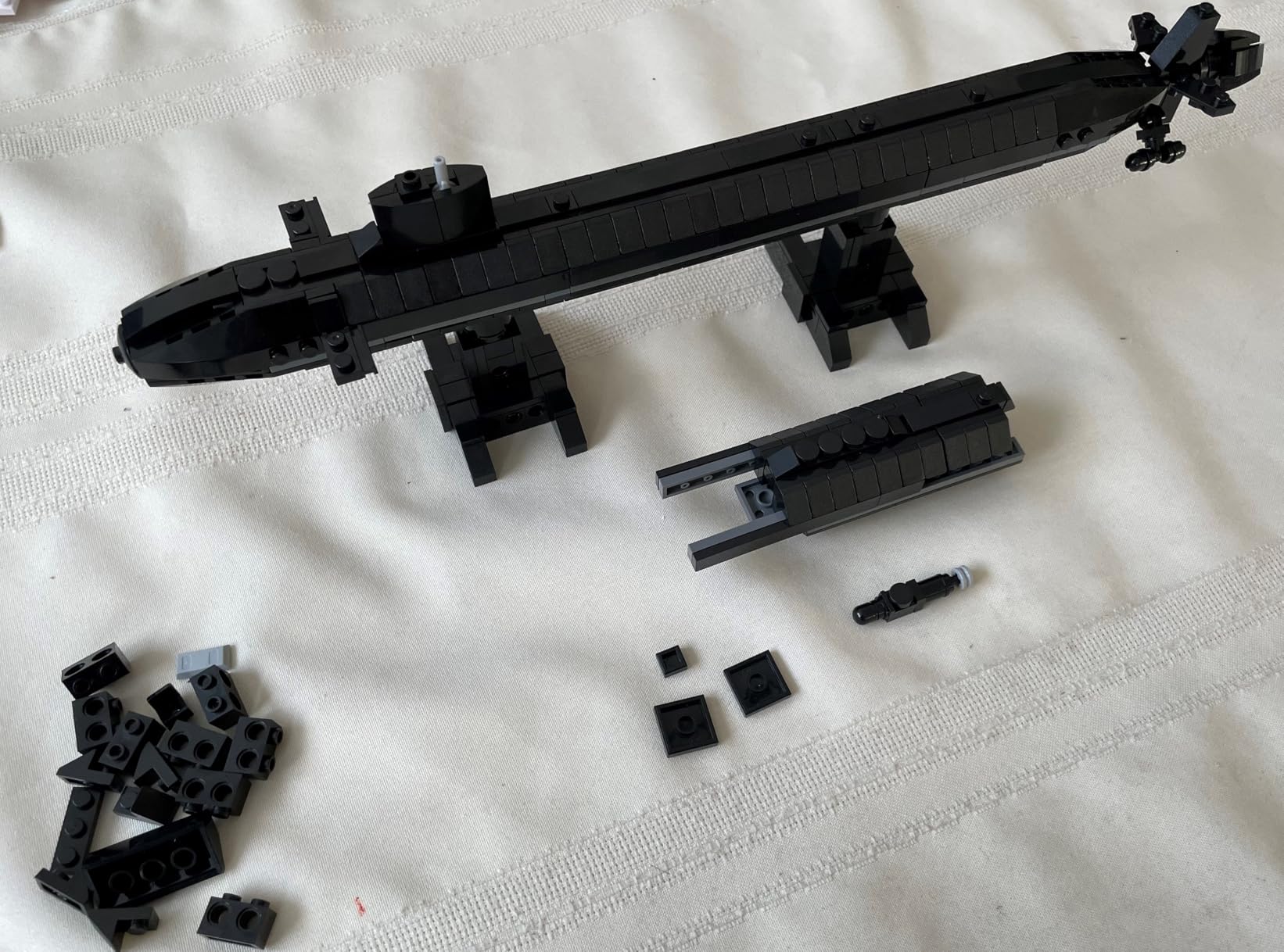BICRKTOMXY Nuclear Submarine Building Block Set, 1:300 Virginia Class Modern Military Submarine DIY Bricks Model Set, Home and Office Display Model & Ideal Gifts for Adults (465 PCS) customer photo 2