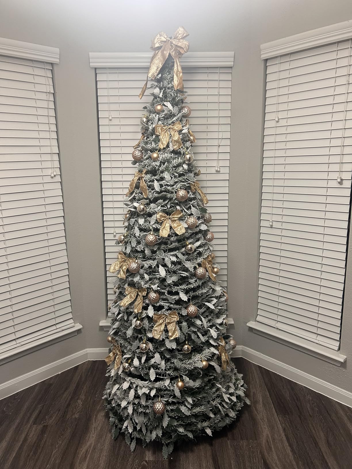 Karl Home 6 FT Snow Flocked Pre-lit Artificial Pop Up Christmas Tree with 100 Warm Lights and Golden Ornaments for Home Office Store Holiday Deco, Snowy Green customer photo 2