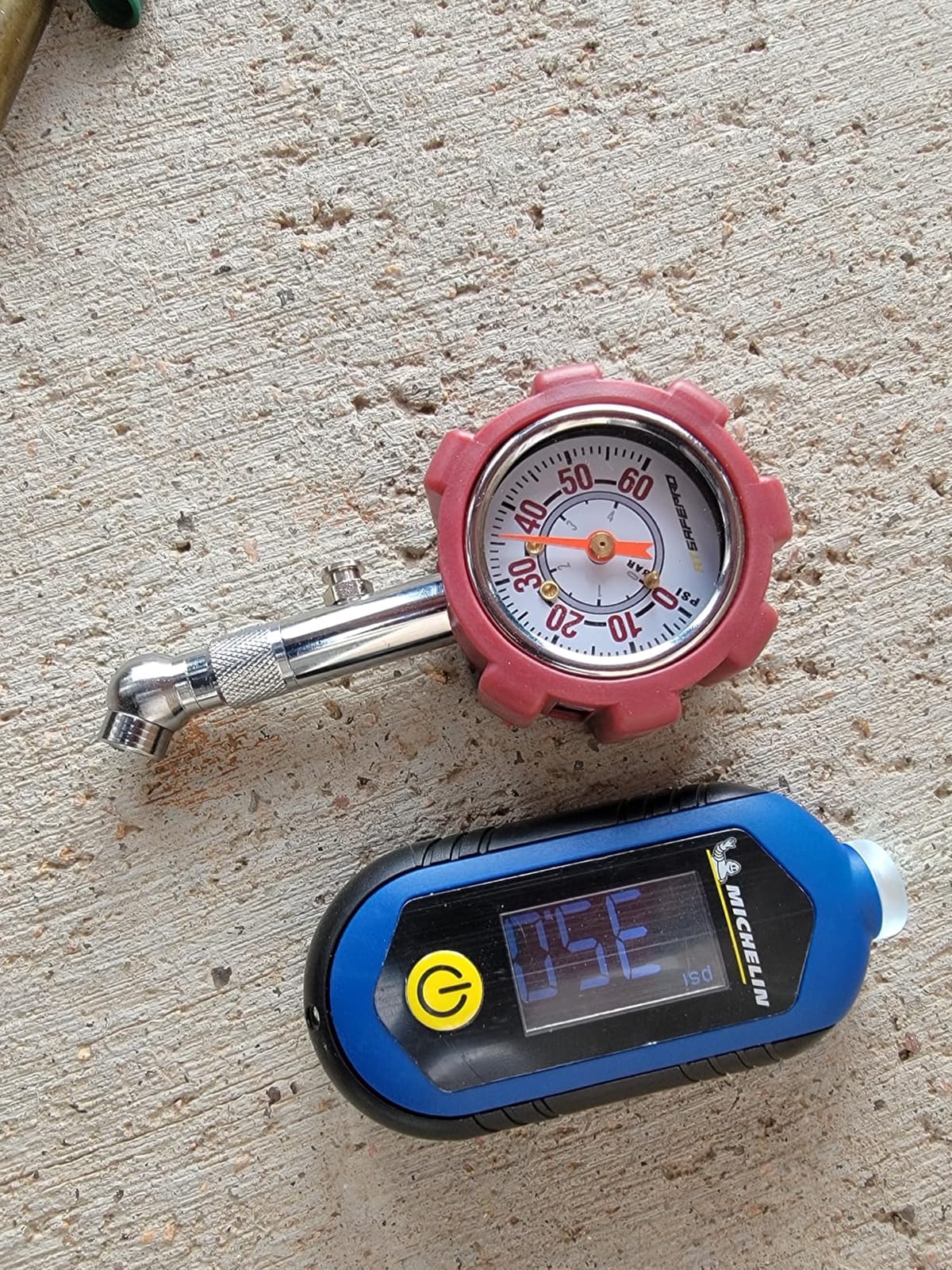 ATsafepro Tire Pressure Gauge, 5-60 PSI, ANSI B40.1 Certified, Extended 360° Swivel Head, Hold & Bleed Button, Dual Guard customer photo 2
