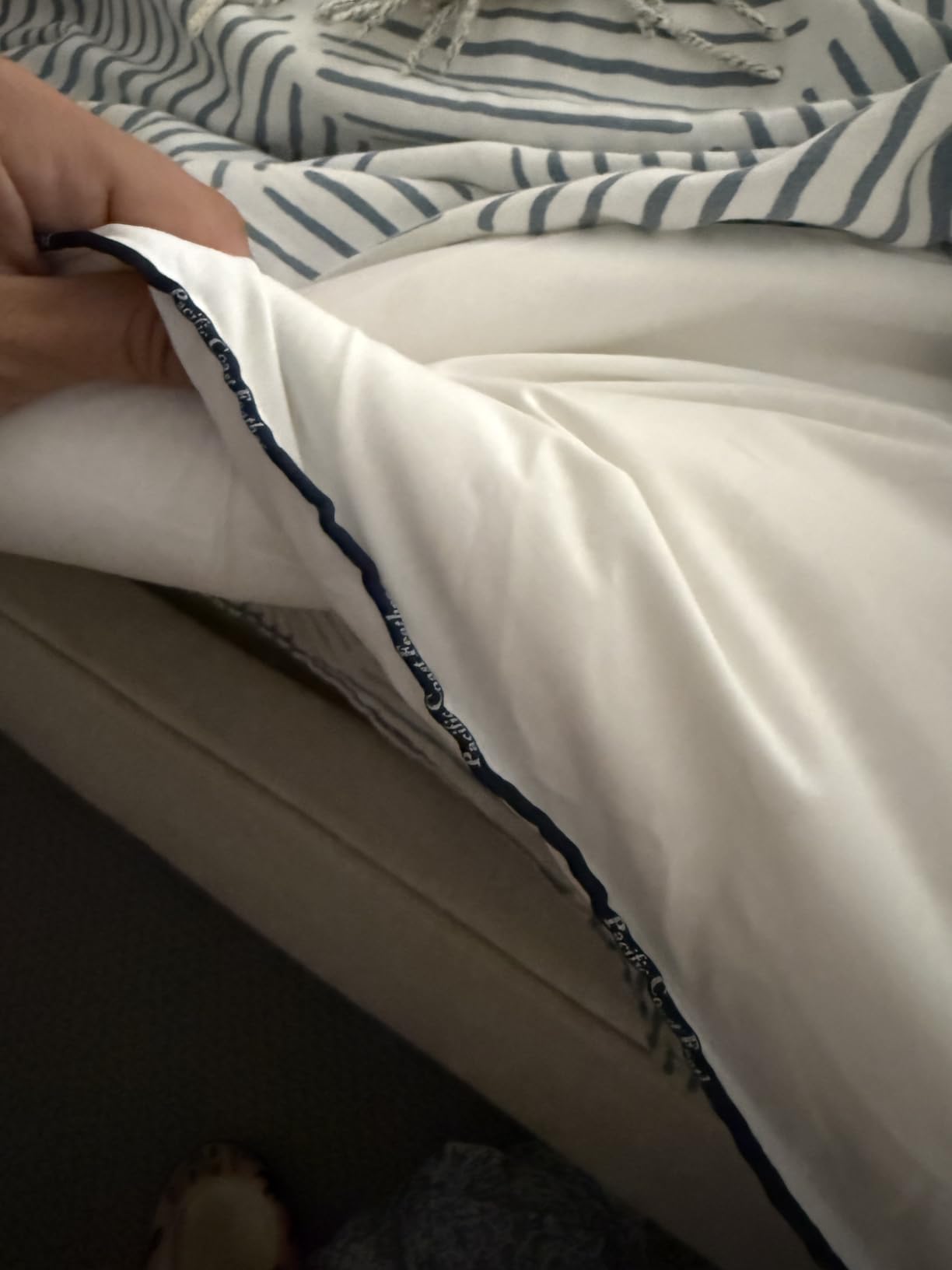 Pacific Coast Luxury White Goose Feather Down Fiber Comforter Queen Size, All Season Hotel Collection Duvet Insert, Ultra Soft, Breathable Bedding Comforter with 8 Corner Tabs, 90x90 Inch White customer photo 2