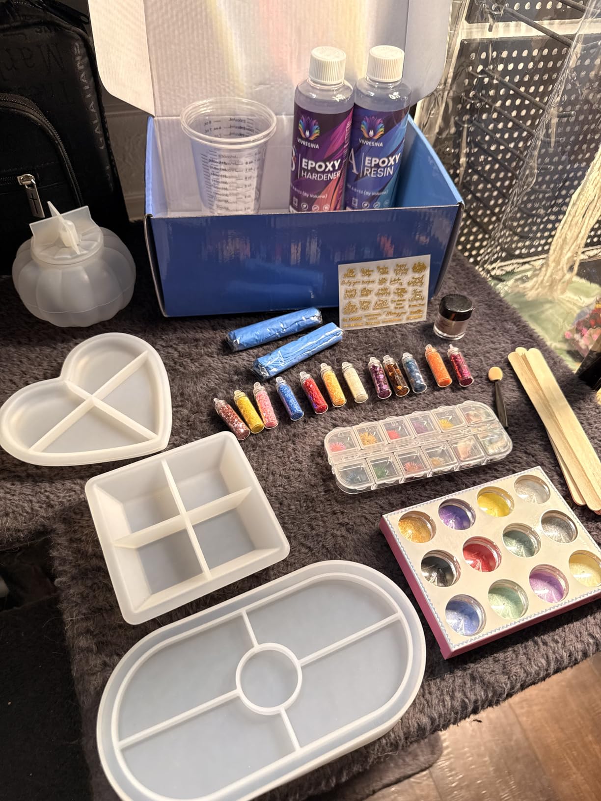 Vivresina Epoxy Resin Kit with Molds 17 OZ, Complete Set for Beginners | Crystal Clear Resin Kit with Mica Powders, Glitters, Dried Flowers and Molds for Adults Crafts Kits, Art DIY Gift customer photo 1