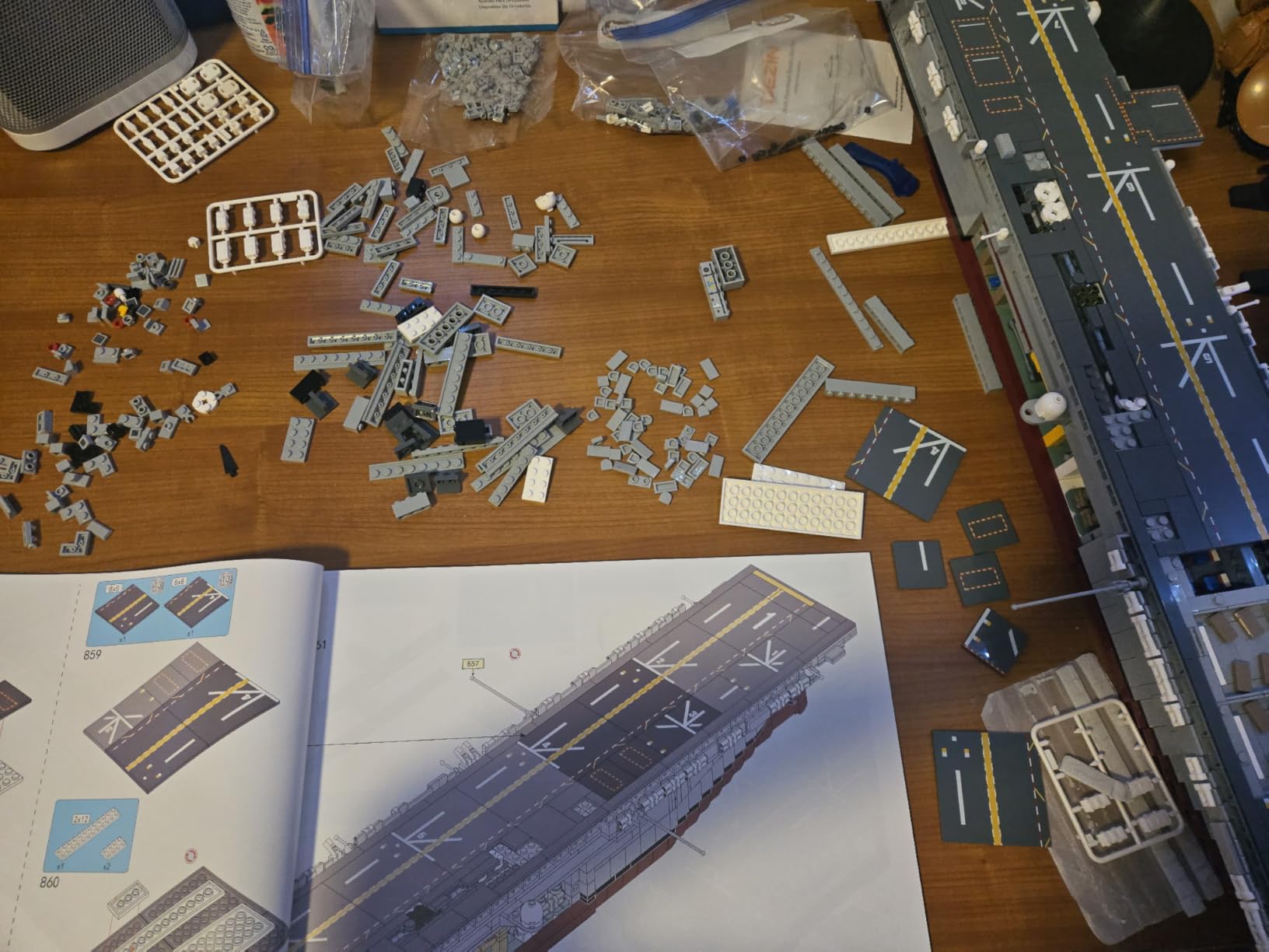 MISINI M7024 US Navy Warship Building Brick Set, 1:300 Military Series Wasp-Class Amphibious Assault Ship, 5220 Pieces Aircraft Carrier Collector's Toy customer photo 1