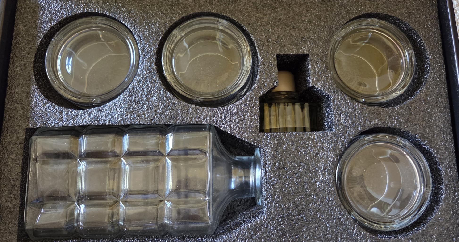 32oz(960ml) Whiskey Decanter Set, Large Glass Decanter with Geometric Design, 4 Crystal Whiskey Glasses, Value Gift Box, Great for Bourbon Scotch Lovers, Men, Groomsmen, Fathers Day Gift for Men customer photo 2
