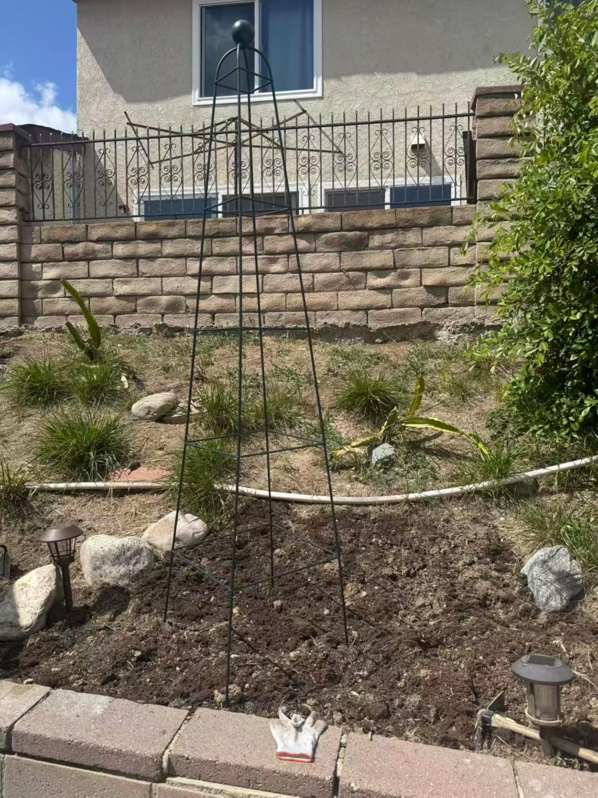 Vego Garden 7.8 ft Pyramid Obelisk Garden Trellis, Metal Rustproof Plant Support Rose Trellis, Tower Potted Cages for Flowers Fruits Vegetable Vines Indoor & Outdoor customer photo 2
