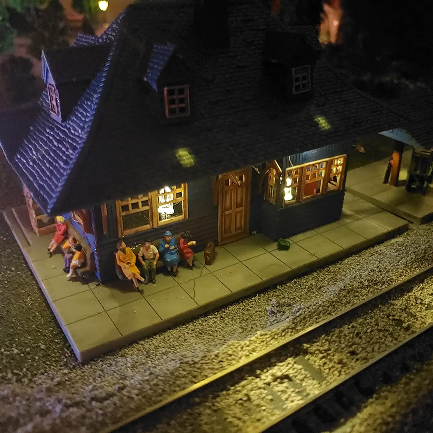 ATLAS MODEL 706 Passenger Station Kit HO customer photo 2