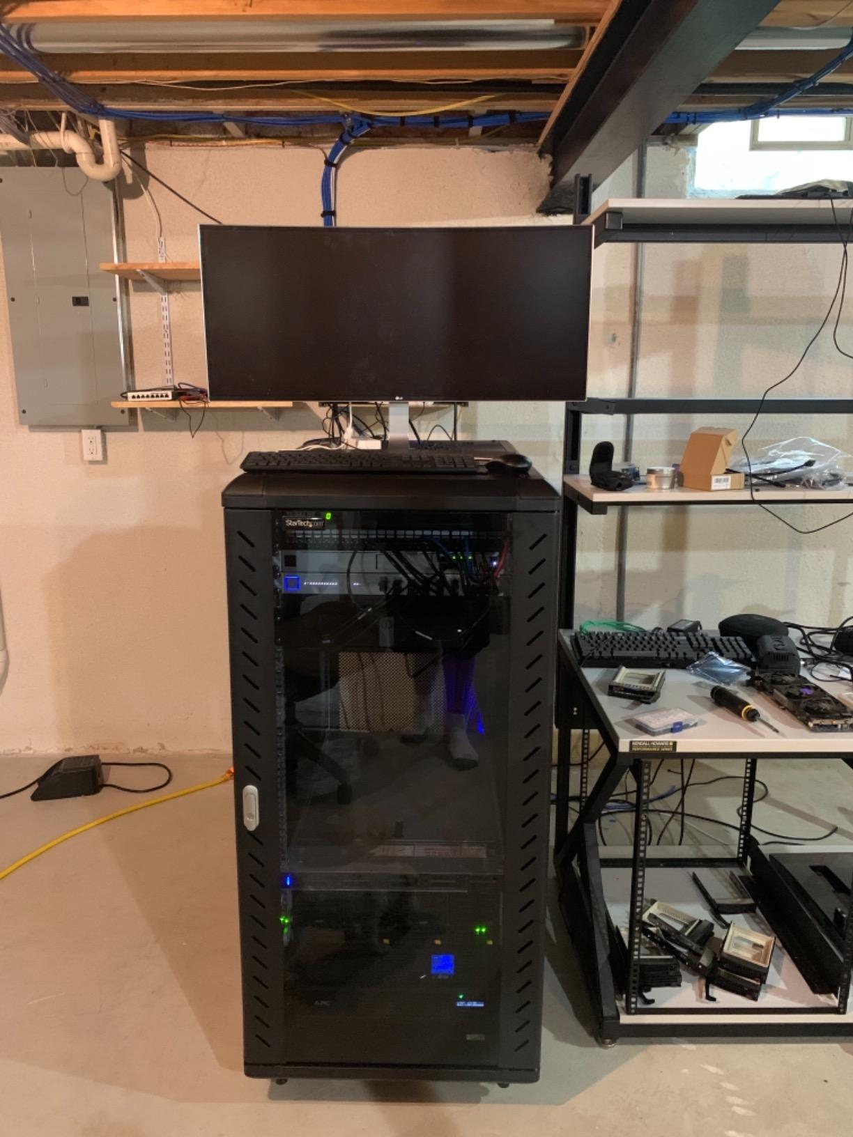 StarTech 12U 19in Enclosed 4-Post Server Cabinet, 29in Deep, 1764lb/800kg customer photo 1