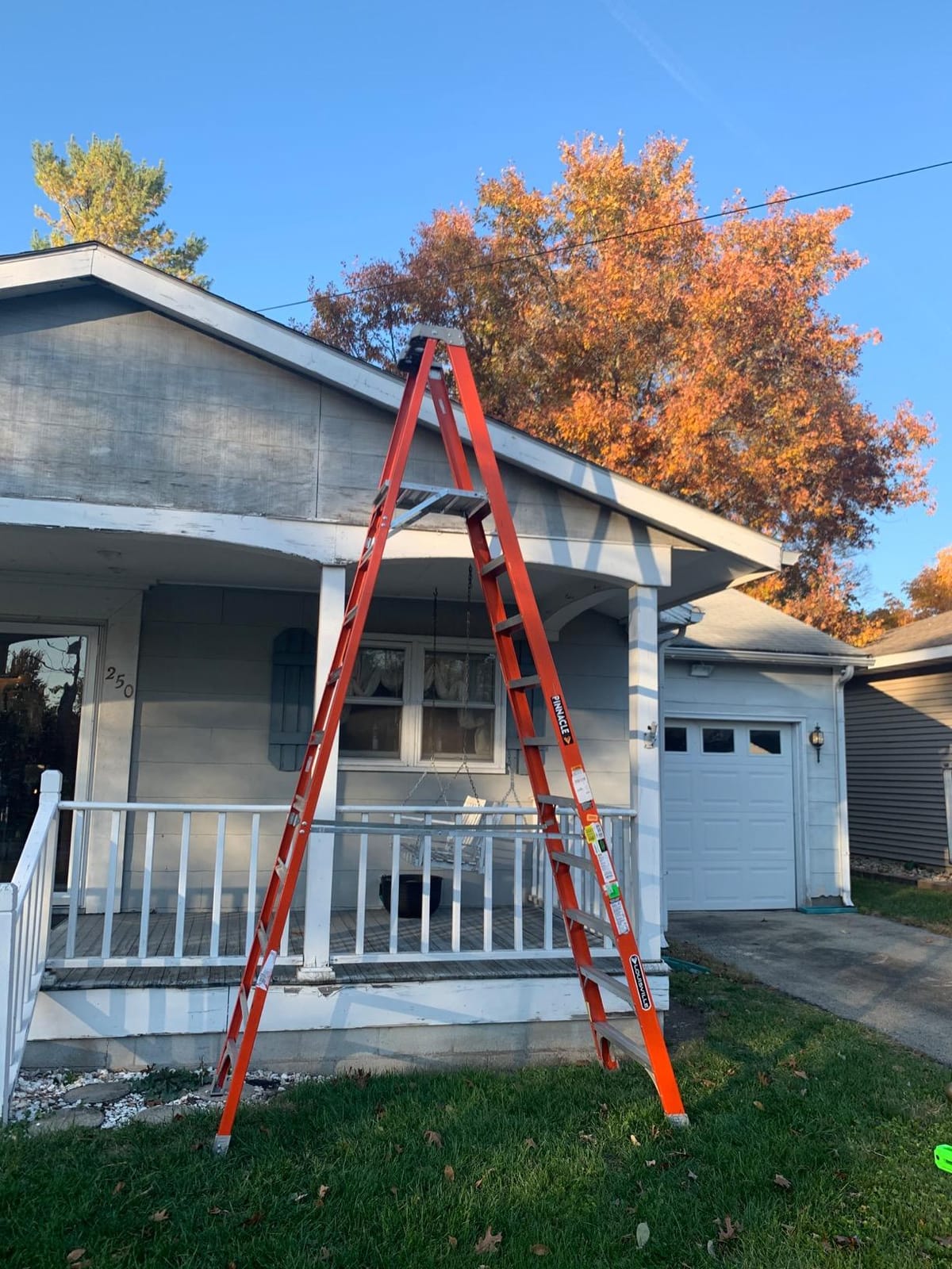 Louisville Ladder 10-Foot Fiberglass Pro Platform Ladder with Extended Rail, 300-Pound Capacity, Type IA, FXP1710 customer photo 1