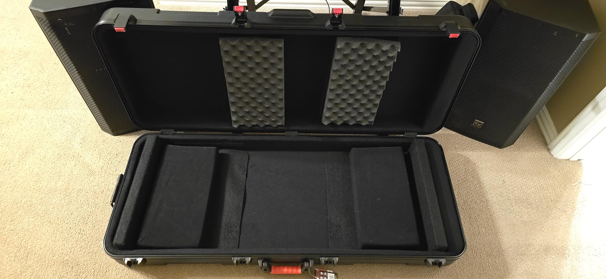Gator Cases Frequent Flyer's Series Molded Flight Case for Deep 88-Note Keyboards with TSA Approved Locking Latches and Recessed Wheels, (GTSA-KEY88D) customer photo 1