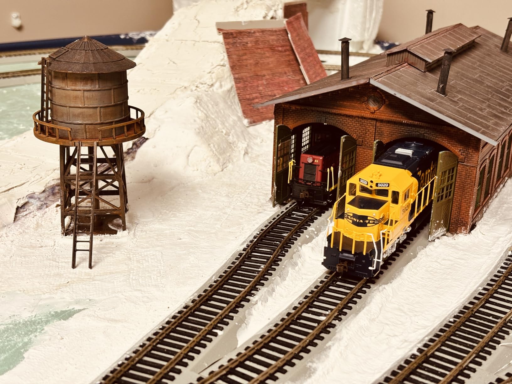 Outland Models Train Railway Layout Trackside Water Tower HO Scale 1:87 customer photo 1