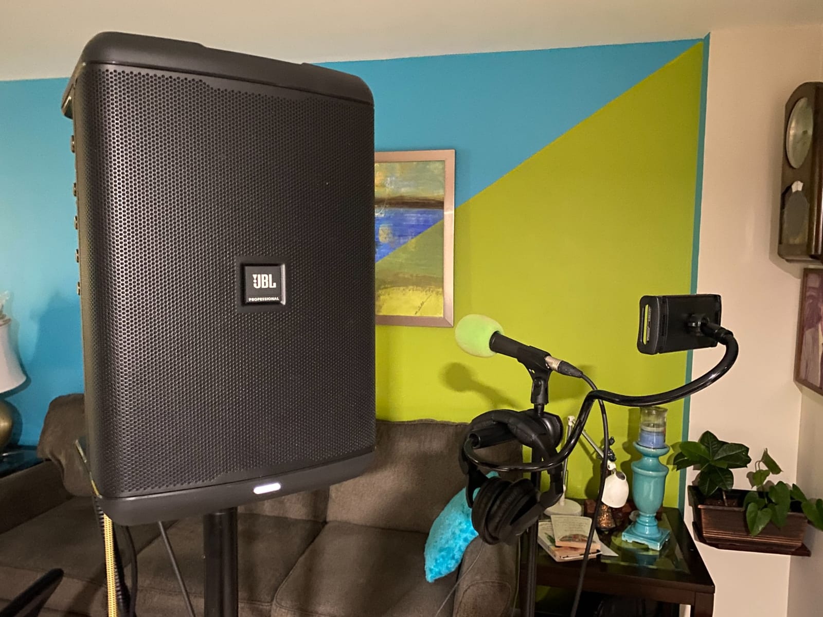 JBL Professional EON ONE Compact Ultra-Portable Battery Powered Wireless PA Speaker System with Bluetooth, Professional 4-Channel Mixer, and Lexicon Effects. Black customer photo 2