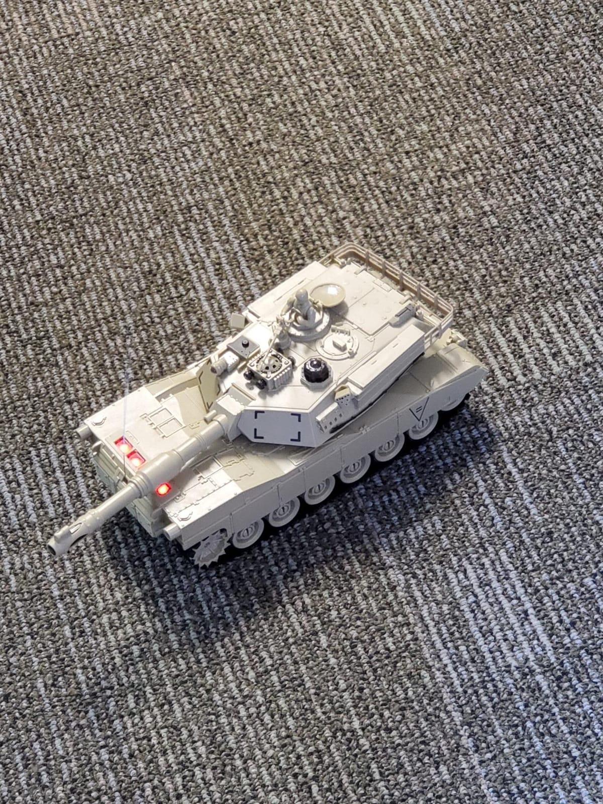 BEAURE Rc Tanks,1:28 WW2 M1A2 America Army Tank Toys for Boys,9 Channels Remote Control Cars with Sound and Light, RC Military Truck Vehicle for Kids Boys Girls (Khaki) customer photo 2