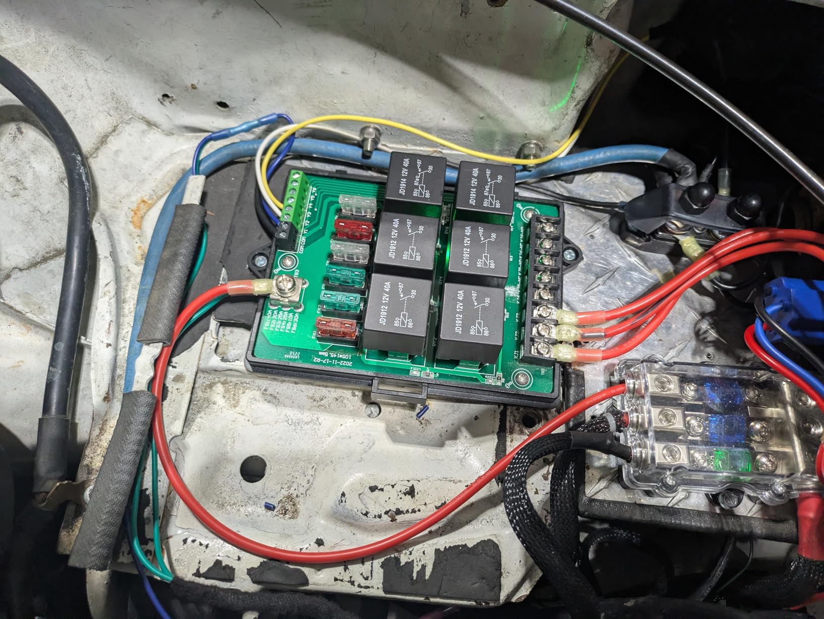 Joinfworld Relay Box Fuse Relay Box 12V Automotive Universal Fuse Panel with 6 Way Relays and 14 x ATC/ATO Blade Fuses 12 Volt Fuse Box Waterproof with Led Light and Relay Module customer photo 1